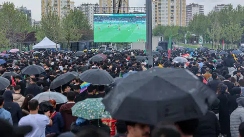 Diyarbakır meydanlarında tarihi gece: Amedspor dev ekranlarda izlendi