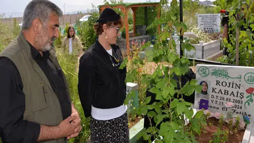 Yasemin Minguizzi'den Diyarbakır'da Rojin Kabaiş ve Gülistan Doku'nun ailelerine destek