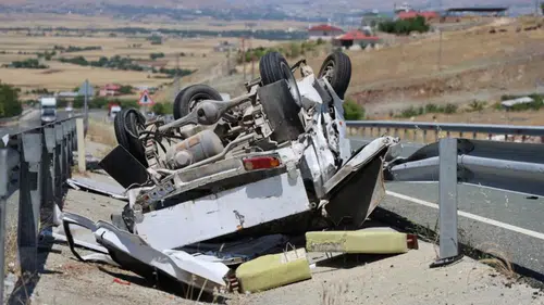Elazığ-Diyarbakır karayolunda kamyonet su kanalına devrildi: İki kişi hastanelik oldu