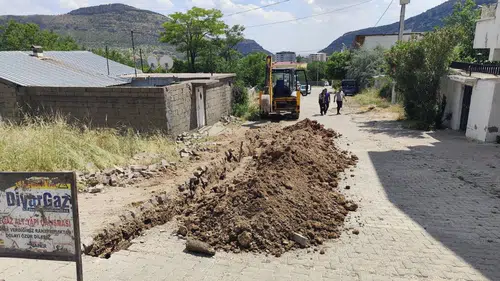 Diyarbakır'ın ilçesinde yılların özlemi bitiyor: Doğalgaz için ilk kazma vuruldu