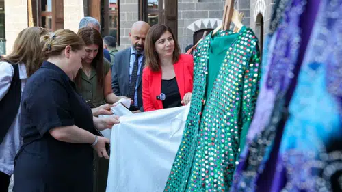 Diyarbakır'da atık kumaşlar tasarım harikasına dönüştü: Rengarenk elbiseler sergide