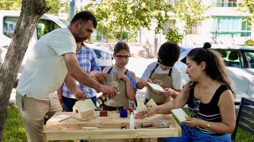 Diyarbakır'da marangoz atölyesine giren miniklerin ilk üretimi alkış topladı
