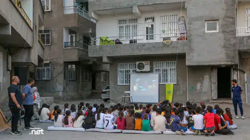Diyarbakır'da 24 mahallelik dev proje başladı: Spor sahaları kuruldu, sinema perdesi açıldı