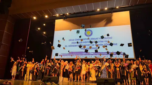 Dicle Üniversitesi'nde hem kep fırlattılar hem yemin ettiler