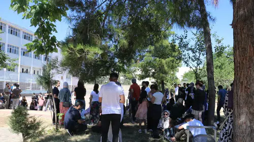 Diyarbakır'da AYT maratonu başladı Sınav salonuna giren gençlerin aileleri kapıda dua etti