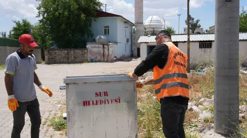 Diyarbakır'a hijyenik dokunuş: 4 mahalleye konteyner desteği