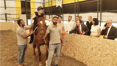 Türkiye'nin ilk hippoterapi merkezi Diyarbakır'da açıldı: Özel çocuklar atlarla iyileşiyor