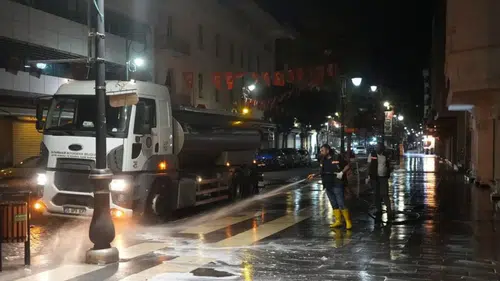Diyarbakır Sur'un sokaklarında leylak kokulu temizlik: Her gece pırıl pırıl yapılıyor