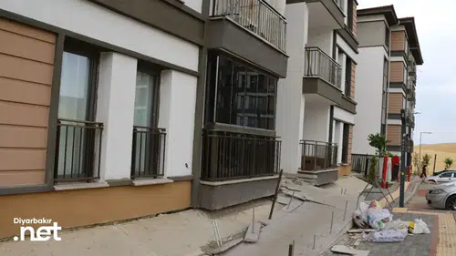 Diyarbakır'da TOKİ'nin eksiklerinden yakınan vatandaşlar belediyenin kapısını çaldı
