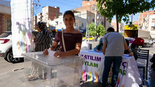 Diyarbakır'da sandıklar kuruldu: Binlerce kişi oylarını kullanıyor