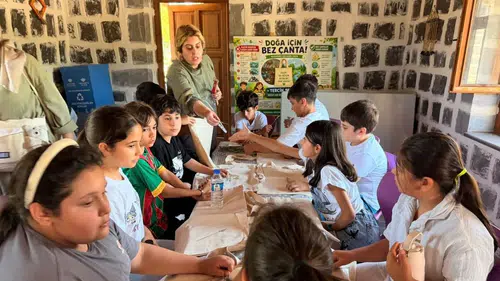 Diyarbakır'da çocuklar bez çanta, kağıt ve kuş yemliği yapmayı öğrendi