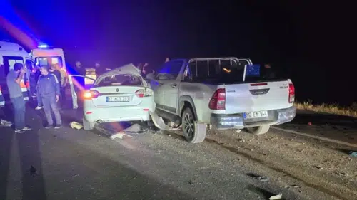 Genç-Diyarbakır karayolunda otomobil ile pikap kafa kafaya çarpıştı: Yaralılar var