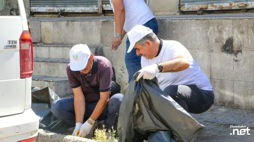 Diyarbakır'da sokaklar dip bucak temizlendi: Eşbaşkan çöpleri topladı, örnek oldu