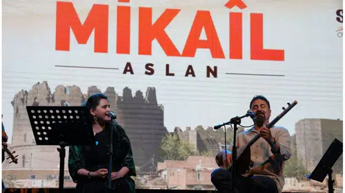 Mikail Aslan konseri Diyarbakır'ı coşturdu: Eşbaşkan Bucak binlerce kişiyle halay çekti