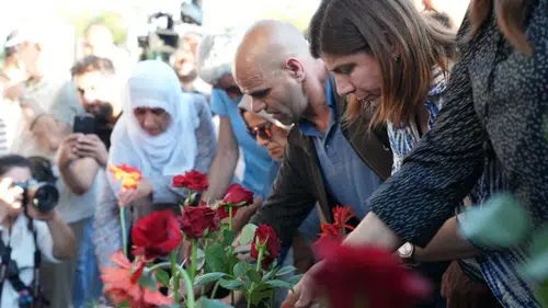 Diyarbakır'ın hafıza mekanına karanfil yağmuru: 11 yıl önceki saldırı unutulmadı