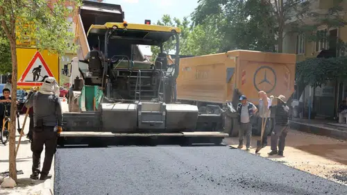 Diyarbakır'da kışın suya gömülen caddeye 1000 ton asfalt seriliyor