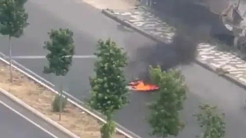 Seyir halindeki motosiklet alev aldı, sürücü son anda kurtuldu