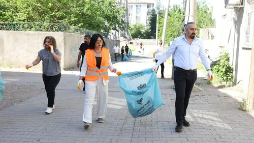 Diyarbakır'da Eşbaşkanlar sokakları süpürdü, çöp topladı: Örnek oldular