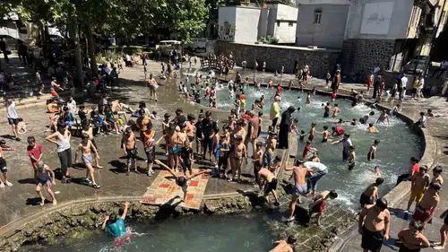 Diyarbakır'da termometreler 37 dereceyi gördü Çocuklar tarihi Anzele Parkı'na akın etti