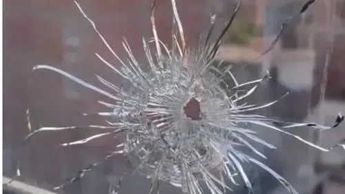 Bağlar'da gece yarısı dehşeti Gürsel Caddesi'ndeki bir daireye kurşun isabet etti