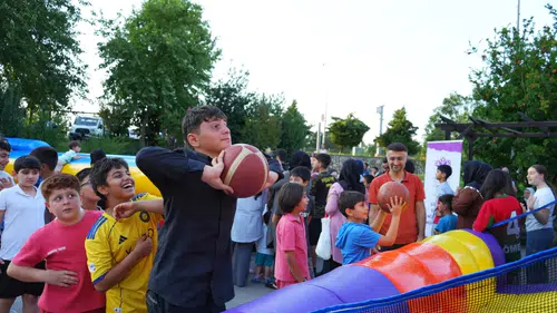 Diyarbakır'da tırmanma duvarından basketbola çocukları doyasıya eğlendiren şenlik: