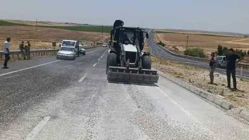 Diyarbakır-Mardin kara yolunda hafriyat kamyonu devrildi Çınar’da ulaşım aksadı