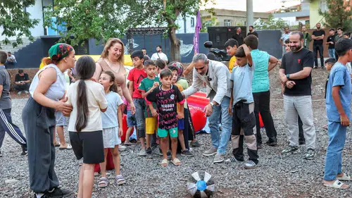 Kayapınar'da çocuklar Eşbaşkan Dündar ile futbol oynadı: Şenlik çok renkli geçti