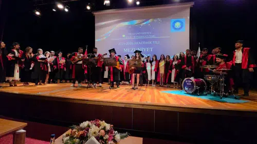 Bir dönem sahne ışıkları altında bitti: Dicle Üniversitesi’nde gurur günü