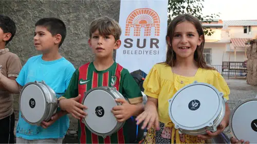 Diyarbakır'da notalar çocuklar için yolculuğa çıktı: Mahallelerden ses yükseldi