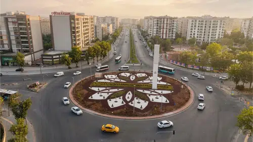 Diyarbakır'daki kavşak iklim dostu peyzajla yenilendi: Binlerce bitkiyle süslendi