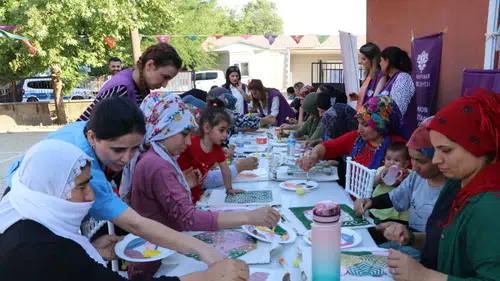 Diyarbakır'da iki belediye iki mahalleye hareket getirdi: Çocuklar ve kadınlar coştu