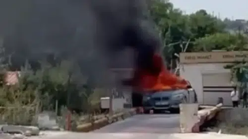 Diyarbakır'da seyir halindeki araç alev alev yandı