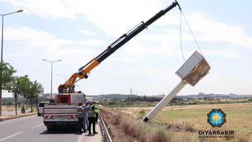 Diyarbakır Silvan Yolu'nda estetik operasyonu: Tabelalar sökülüp götürüldü