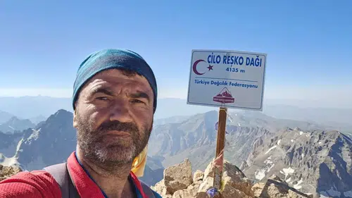 Diyarbakırlı dağcıdan tarihi tırmanış: 4 bin 135 metrede poz verdi
