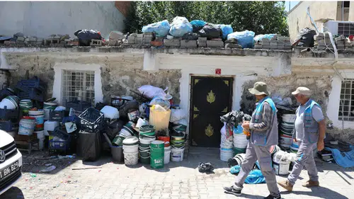 Diyarbakır'daki ev çöplerden görünmüyordu: Atıklar iki kamyonu tıka basa doldurdu