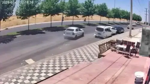 Diyarbakır Bağlar’da korkutan trafik kazası Kontrolden çıkan otomobil araçlara çarptı