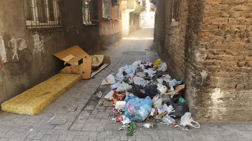 Diyarbakır'daki mahalle isyanda: Kokudan pencereleri açamıyoruz, çocuklarımız hasta