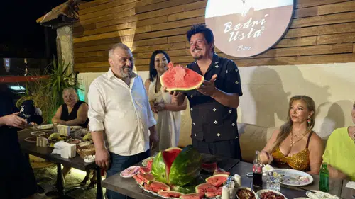 Diyarbakırlı sanatçıya Bodrum'da sürpriz: Pasta yerine karpuz ikram edildi