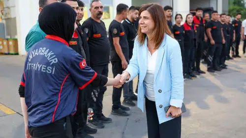 Diyarbakır'da yangında yaralanan itfaiyecilere ziyaret: Eşbaşkan Bucak teşekkür etti