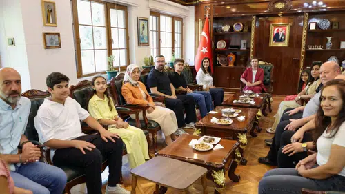 Diyarbakır'da LGS'den tam puan alan öğrenciler Eşbaşkan Bucak'a konuk oldu