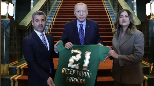 Amedspor heyeti Külliye'de: Cumhurbaşkanı Erdoğan'a 21 numaralı formayı hediye ettiler