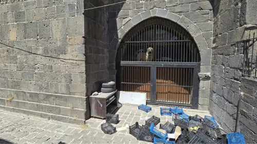 Diyarbakır'ın tarihi surları depoya dönüştü: Kültürel mirasa yakışmayan tablo