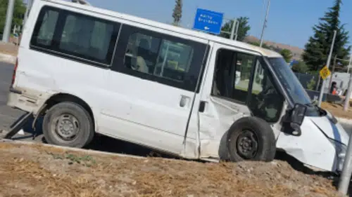 Elazığ-Diyarbakır karayolunda  otomobil transitle çarpıştı: Yaralılar hastaneye kaldırıldı