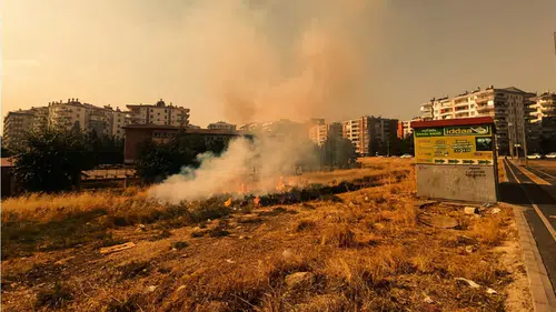 Diyarbakır'da okul önünde anız yangını: Facia son anda önlendi