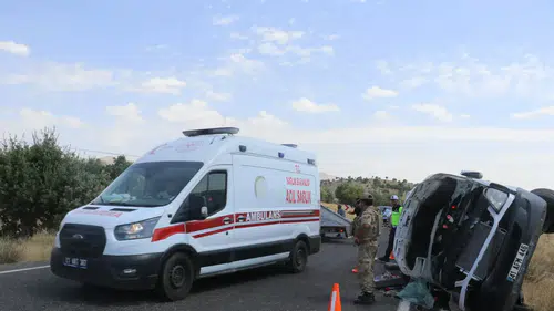Lice-Kulp kara yolunda minibüs dehşeti 3 can kaybı ve 11 yaralı ile büyük kaza