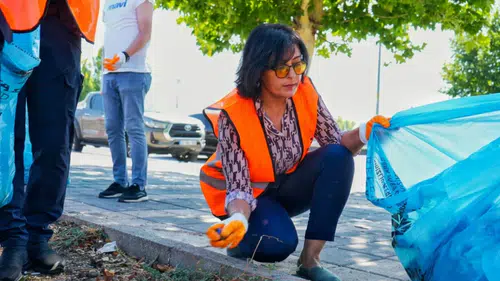 Diyarbakır Stadı çevresinde büyük temizlik: Eşbaşkan poşeti alıp çöp topladı