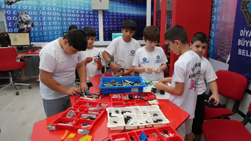 Robotların peşinde bir yaz: Diyarbakır'da 400 çocuk kod yazıyor