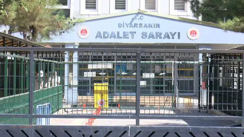 Diyarbakır'da taziye evinde dehşet: Çocuğunu susturmaya çalışırken canından oldu
