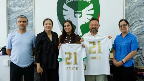 Amedspor forması giydiği için Trabzon'da saldırıya uğrayan aile kulüpte ağırlandı