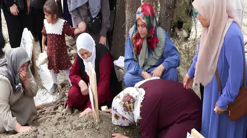 İstanbul'daki otobüs yangınında hayatını kaybetmişti: Diyarbakırlı Yüsra toprağa verildi